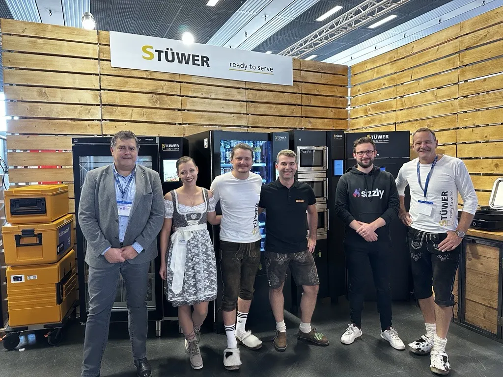 sizzly & stüwer team at stand at vendtra