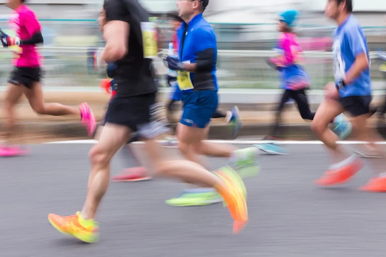 people running a marathon