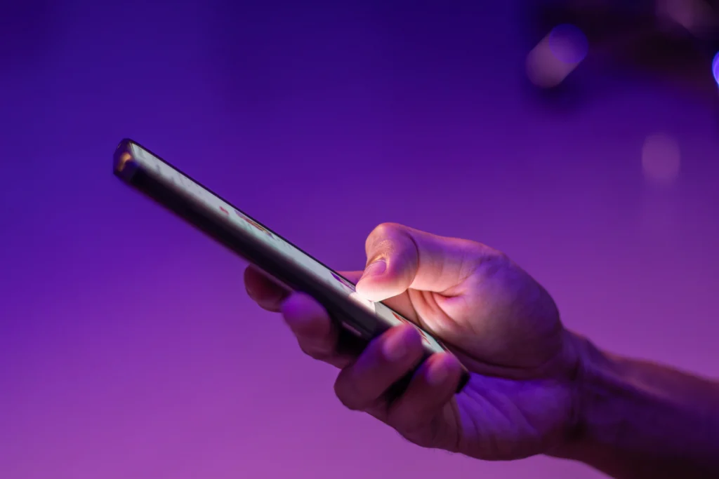 Hand_using_smartphone