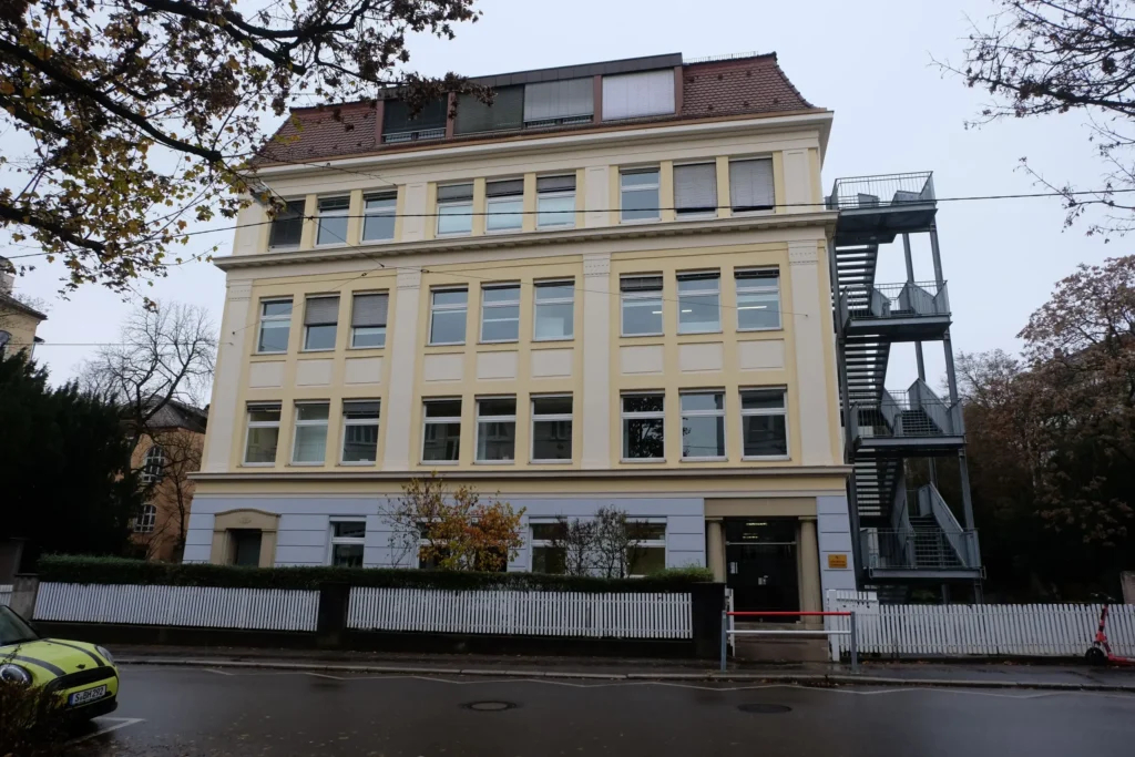 hoegy school building